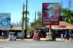 Un'insegna pubblicitaria del casinò di Malindi lungo la strada che conduce da Mombasa a Malindi, Kenya.