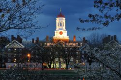 L'Università di Harvard (Harvard University) si trova a Cambridge, nell'area metropolitana di Boston. Fondata nel 1636 grazie ai contributi di John Harvard e altri privati, membro ...