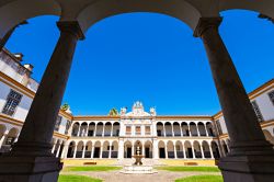 L'università di Evora, la seconda più antica del Portogallo dopo Coimbra. Venne fondata nel XVI° secolo dal futuro re del Portogallo Enrico I° come Collegio dello Spirito ...