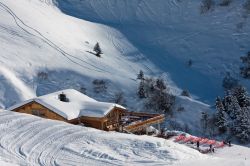 Uno chalet ristorante sulle piste di La Plagne in inverno (Francia).
