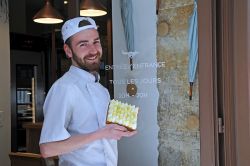 Uno chef patissier della boutique di Yann Couvreur a Parigi, Francia. Siamo al 23B di Rue des Rosiers nel III° arrondissement: fra i dolci più apprezzati c'è la millefoglie ...