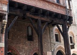 Uno degli antichi portici in legno di Bologna, ...