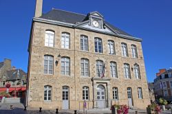 Uno degli edifici amministrativi della cittadina di Fougères, Francia, in una bella giornata di sole.
