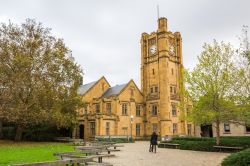 Uno degli edifici dell'Università di Melbourne, Australia, in autunno - © e X p o s e / Shutterstock.com