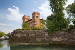 Uno degli edifici storici affacciati sul canale di Treviso, Veneto.



