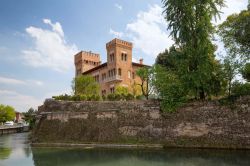 Uno degli edifici storici affacciati sul canale di Treviso, Veneto.



