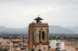 Uno degli edifici storici di Orihuela, Spagna. Sullo sfondo, il centro abitato di questo comune spagnolo che conta circa 85 mila abitanti