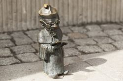 Uno degli gnomi di Breslavia, Polonia - Sono una delle principali attrazioni della città polacca. Oggi percorrendo le strade di Breslavia si possono incontrare curiose statuine che rappresentano ...