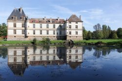 Uno degli stagni che circonda il castello di Cormatin, Francia. Questa elegante e sobria costruzione medievale è celebre per la posizione in cui si trova: nel mezzo di un immenso parco ...