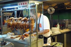 Uno degli stand gastronomici al Makansutra Gluttons Bay di Singapore. Qui si può assaporare davvero di tutto: riso speziato, anatra in salsa di zenzero e fagioli neri, noodles con salsa ...
