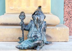 Particolare di un gnomo a Breslavia, Polonia - Una piccola scultura in bronzo presente nel centro della città polacca: ve ne sono più di 200 e rappresentano uno dei simboli di ...