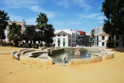 Uno dei bacini della Fuente del Rey nel centro di Priego de Cordoba, Spagna. La figura centrale del monumento è formata da una scultura di Nettuno e Anfitrite su un carro tirato da cavalli- ...