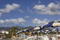 Uno dei bagni nel centro della spiaggia di Marina di Massa in Toscana, costa della Versilia - © Greta Gabaglio / Shutterstock.com