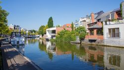 Uno dei canali che attraversano la cittadina di Mechelen, Belgio, con barche ormeggiate - © 163692632 / Shutterstock.com