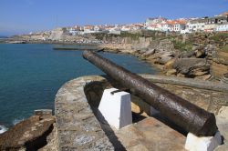 Uno dei cannoni di difesa nella fortezza di Ericeira, Portogallo.



