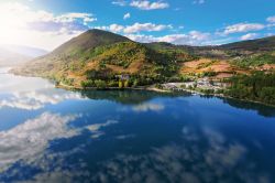 Uno dei due laghi della Pliva nei pressi di Jajce, Bosnia e Erzegovina. Si trovano a circa 5 chilometri dalla città.


