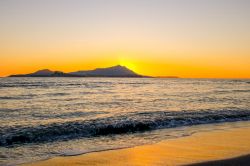 Uno dei famosi tramonti sulla spiaggia di Capo Miseno vicino a Bacoli