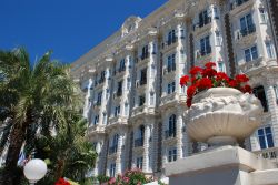 Uno dei lussuosi hotel che si affacciano sulla Croisette di Cannes, Francia.

