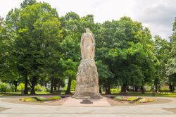 Uno dei monumenti di Belfort, Francia: siamo in un parco verde della città.
