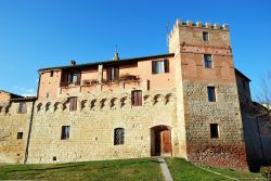 Uno dei palazzi medievali nel centro storico di Buonconvento, Toscana - © Mizio1970 / Shutterstock.com