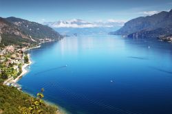 Uno dei panorami più belli in Lombardia: la vista del Lago di Como nelle Alpi