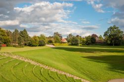Uno dei parchi verdi di Roskilde, Danimarca. L'antica città di Roskilde si trova sulla sponda di un fiordo che si estende per oltre 40 chilometri nella Selandia.



