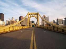 Uno dei ponti di Pittsburgh illuminato al sorgere del sole, Pennsylvania.

