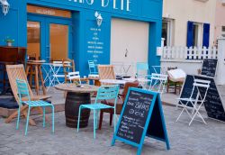 Uno dei tanti bistro che aprono in estae a Arromanches-les-Bains, una delle spiagge della Normandia - © ClaudiaMMImages / Shutterstock.com