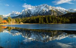 Uno dei tanti laghi della regione di Mittenwald, Baviera (Germania) - © Bildagentur Zoonar GmbH / Shutterstock.com