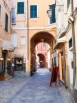 Uno dei tipici carruggi stretti del centro storico di Laigueglia, Liguria - © Mor65_Mauro Piccardi / Shutterstock.com