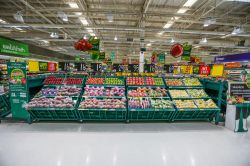 Uno scaffale di frutta cinese al supermercato Tesco Lotus a Nonthaburi, Thailandia - © hdy1guy / Shutterstock.com