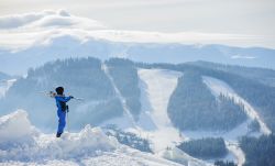 Uno sciatore ammira il paesaggio innevato dalla cima di una pista di Bukovel, Ucraina.


