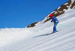 Uno sciatore sulle nevi di Foppolo in Lombardia, Alpi Orobie.