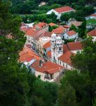 Uno scorcio aereo della vecchia città di Skradin, Croazia. Ad attrarre i turisti in questo territorio croato sono le bellezze naturali e le ricche testimonianze storiche.

