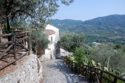 Uno scorcio agreste del borgo di Giffoni Valle Piana, Campania, con le sue tipiche case e i monti sullo sfondo.
