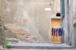 Uno scorcio all'interno del borgo di Giglio Castello - © trotalo / Shutterstock.com