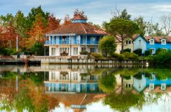 Uno scorcio autunnale di Marciac nel sud della Francia - © bonzodog / Shutterstock.com