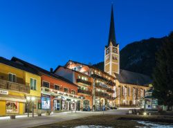 Uno scorcio by night del centro di Bad Gastein, Austria. E' una nota stazione sciistica sui monti Tauri, catena montuosa dell'Austria meridionale - © Naumenko Aleksandr / Shutterstock.com ...