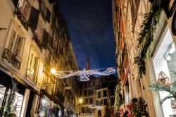 Uno scorcio by night del centro storico di Bayonne, Francia, con illuminazioni e decorazioni natalizie.
