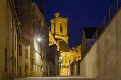 Uno scorcio by night della cattedrale di Nevers, Francia. Fiancheggiata da due torri, una romanica e l'altra gotica, la chiesa vanta anche splendide vetrate moderne. 

