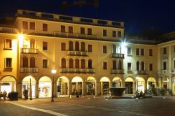 Uno scorcio by night di Piazza dei Caduti, la principale piazza di Mogliano Veneto, provincia di Treviso - © Shevchenko Andrey / Shutterstock.com