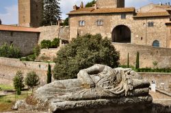 Uno scorcio classico del centro medievale di Tuscania nel Lazio - © maurizio / Shutterstock.com
