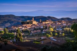 Uno scorcio d'insieme del borgo di Montescudaio in provincia di Pisa, Toscana