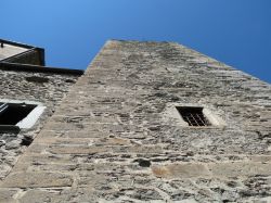 Uno scorcio dal basso all'alto della torre del castello di Avise, Valle d'Aosta. Oggi questo castello ospita saltuariamente eventi culturali ed esposizioni - © Route66 / Shutterstock.com ...