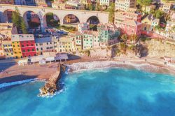 Uno scorcio dall'alto del borgo di Bogliasco, Liguria, in estate. Le spiagge si alternano a profonde e scoscese scogliere.

