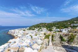 Uno scorcio dall'alto del villaggio di Mandraki sull'isola di Nisyros, Grecia. Capitale e più grande insediamento di quest'isola greca, Mandraki ospita numerose strutture ...