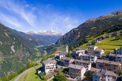 Uno scorcio dall'alto del villaggio di Viano nei pressi di Poschiavo, Alpi svizzere.

