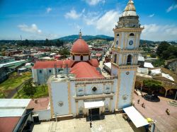 Uno scorcio dall'alto della città di Puebla con la chiesa, Messico.

