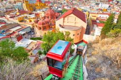 Uno scorcio dall'alto della funicolare sulla città di Guanajuato, Messico.
