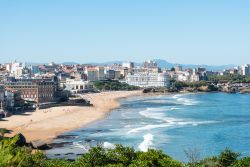 Uno scorcio dall'alto di Biarritz (Francia) con la grande spiaggia cittadina. E' divenuta una celebre meta popolare da quando i reali d'Europa iniziarono a frequentarla nell'Ottocento.

 ...